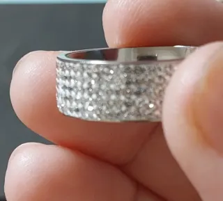 Anillo plateado con circonitas