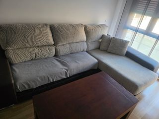 Sofá Chaise Longue Beige y Negro. Con dos puff