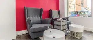 Sillón de tela gris