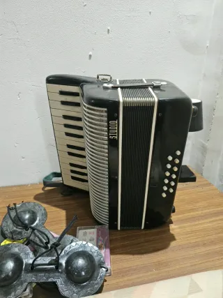 Acordeón Hohner Student 72