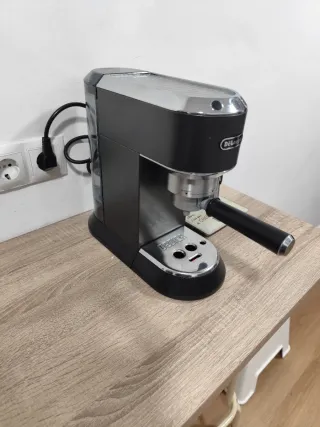 Cafetera Delonghi Dedica EC685BK Negra