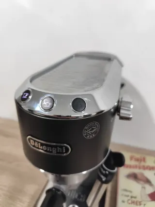 Cafetera Delonghi Dedica EC685BK Negra