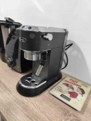 Cafetera Delonghi Dedica EC685BK Negra