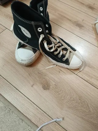 Zapatillas Converse Negras y Blancas