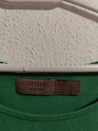 Camiseta de chica talla M de Cortefiel.