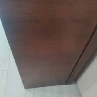 Mesa baja de madera marrón