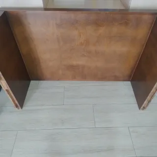 Mesa baja de madera marrón