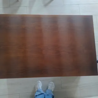 Mesa baja de madera marrón