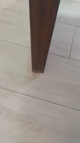 Mesa baja de madera marrón