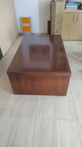 Mesa baja de madera marrón