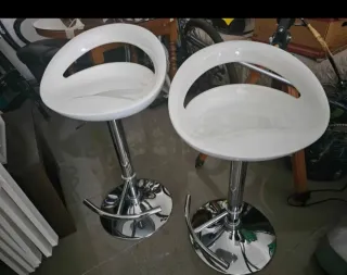 Bancos altos blancos y plateados