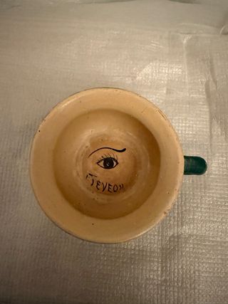 Taza de cerámica con ojo pintado