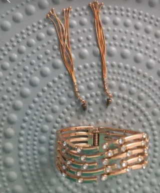 Conjunto de fiesta dorado y verde