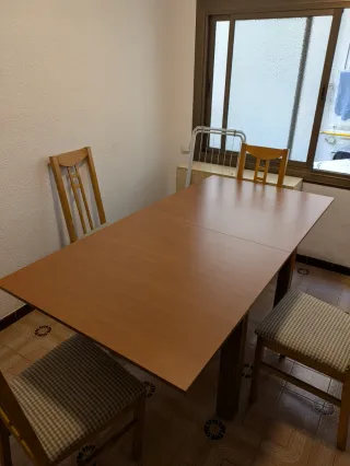 Mesa de comedor con 4 sillas extensible