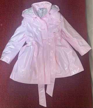 Abrigo rosa con capucha y cinturón