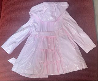 Abrigo rosa con capucha y cinturón