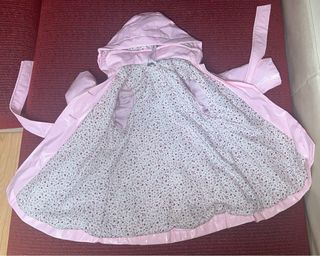 Abrigo rosa con capucha y cinturón