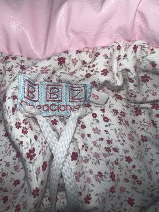 Abrigo rosa con capucha y cinturón