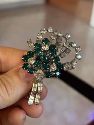 Spilla fiore con strass verdi e trasparenti