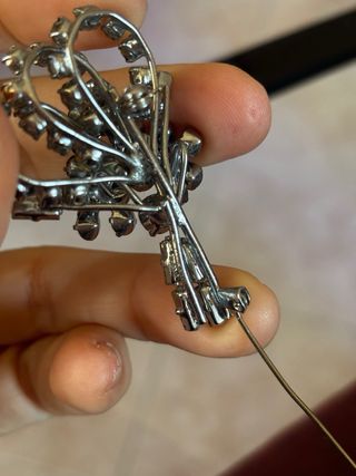 Spilla fiore con strass verdi e trasparenti