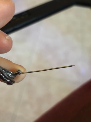 Spilla fiore con strass verdi e trasparenti