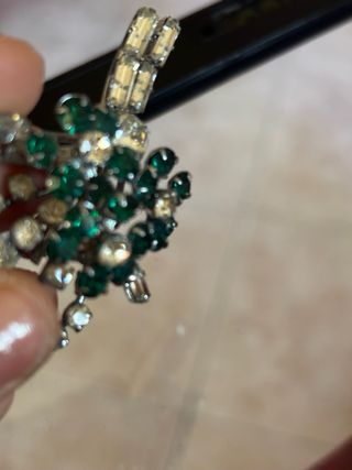 Spilla fiore con strass verdi e trasparenti