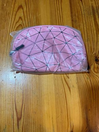 Bolso rosa con diseño geométrico