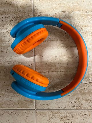Auriculares infantiles azules y naranjas