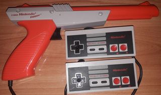 Pistola Zapper y 2 mandos Nintendo NES