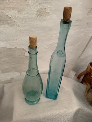 Botellas antiguas de vidrio con corcho