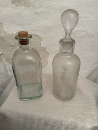 Botellas antiguas de vidrio con corcho