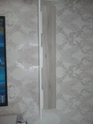 Estantería de madera color beige y marrón grisaceo