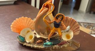 Statua con conchiglie e figura