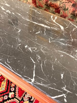 Mesita de centro de mármol y madera