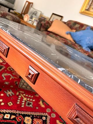 Mesita de centro de mármol y madera