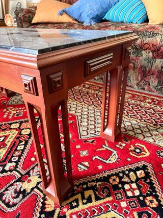 Mesita de centro de mármol y madera