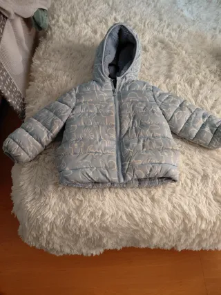 Cazadora infantil azul con estampado