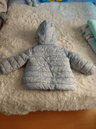 Cazadora infantil azul con estampado