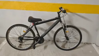 Bicicleta de montaña negra