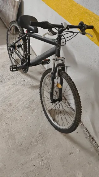 Bicicleta de montaña negra