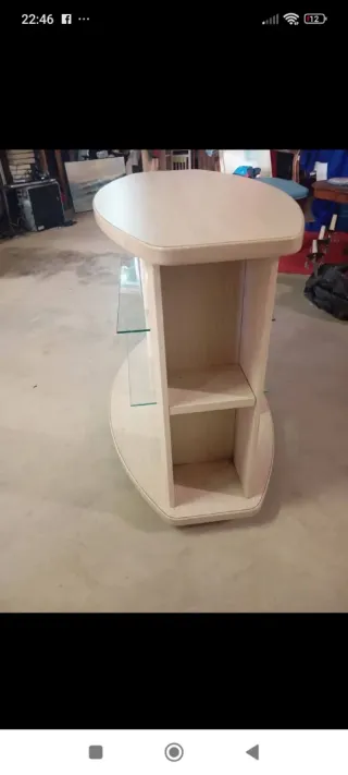 Porta TV curvo con ripiani in vetro