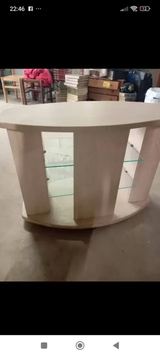 Porta TV curvo con ripiani in vetro