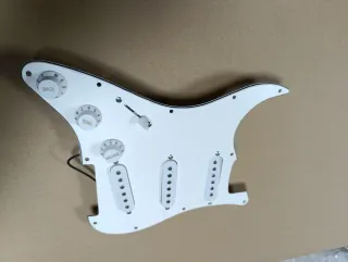 Golpeador Stratocaster zurdo blanco