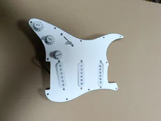 Golpeador Stratocaster zurdo blanco