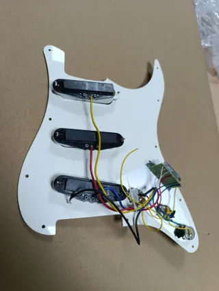 Golpeador Stratocaster zurdo blanco