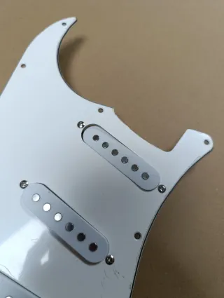 Golpeador Stratocaster zurdo blanco