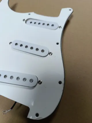 Golpeador Stratocaster zurdo blanco