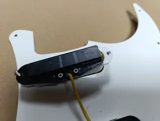 Golpeador Stratocaster zurdo blanco