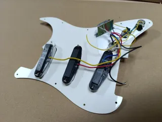 Golpeador Stratocaster zurdo blanco