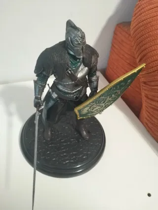 Figura Guerrero Con Armadura y Escudo